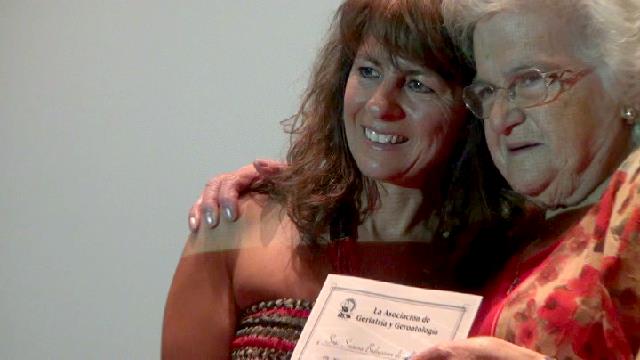 Susana Abacian recibe emocionada su Diploma de manos de su hija Marta