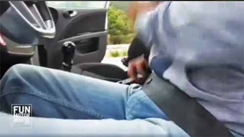 El modo correcto de ajar el cinturón de seguridad.