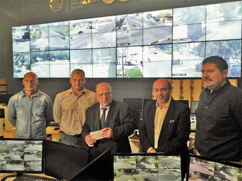 El intendente Carlos Arroyo, acompañado del Secretario de Gobierno Alejandro Vicente y el titular de Tranpsorte y Tránsito, durante el lanzamiento del sistema de fotomultas.