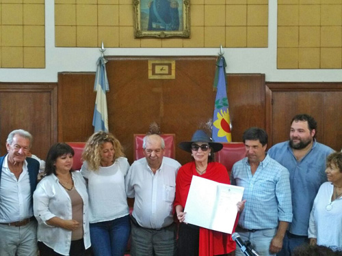 Graciela Borges recibe el Decreto del HCD que la declara "Visitante Notable" de nuestra ciudad, en una iniciativa del edil radical Mario Rodriguez