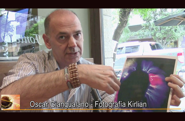 Oscar Giangualano realizando un diagnóstico sobre una foto Kirlian.